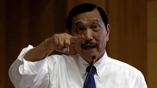 Luhut menantang para penyebar isu tenaga kerja asing (TKA) ilegal mambanjiri Indonesia membuktikan dengan data. Dia akan angkat tangan jika salah data.