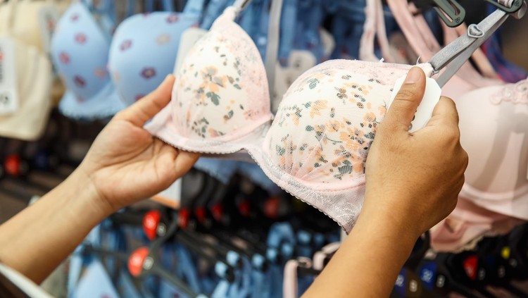 No bra day diperingati tiap tanggal 13 Oktober sebagai rangkaian bulan kesadaran kanker payudara. Ketika tak memakai bra, ada manfaat kesehatannya lho.