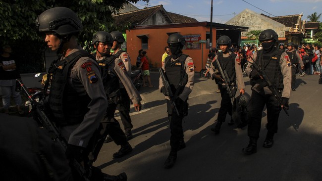 Keenam terduga teroris jaringan Bahrun Naim disebut ditangkap di lima lokasi berbeda sekitar pukul 06.45 hingga 07.53 WIB, Jumat pagi hari ini.