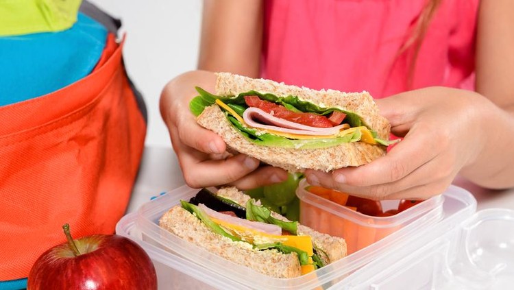 Bekal makan anak terlalu sedikit, ibu ini dikomplain para orang tua.
