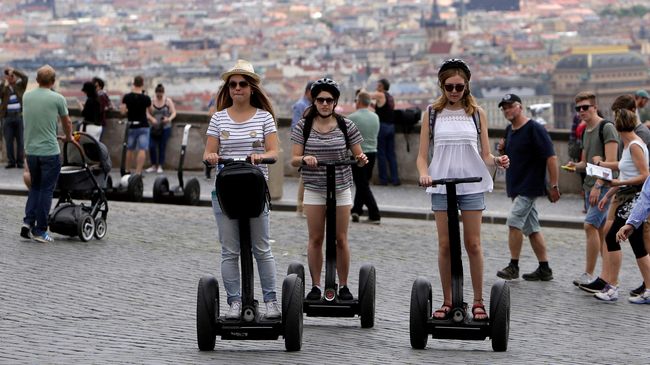 Banyaknya kemacetan di pusat kota Praha dan tersumbatnya jalan-jalan kecil karena Segway yang melintas menjadi pemicu larangan ini dibuat.