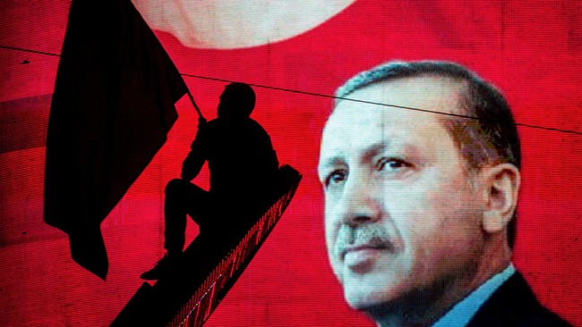 Presiden Turki Tayyip Erdogan memerintahkan penutupan ribuan sekolah swasta, lembaga amal dan institusi lain lewat sebuah dekrit yang dituding terkait Gulen.