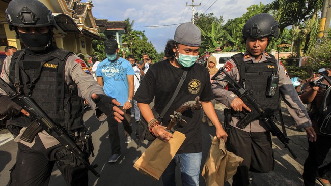 Polisi mengonfirmasi terduga teroris Cirebon tergabung dalam kelompok JAD dan menyatakan diri berbaiat terhadap ISIS pimpinan Abu Bakr al-Baghdadi.