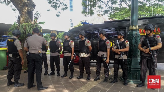 Polsek Gambir mengerahkan satu unit pasukan anti teror Gegana Polda Metro Jaya untuk menyisir lingkungan Balai Kota DKI Jakarta yang mendapat ancaman bom.