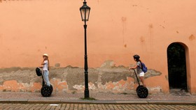 Waspada Tertabrak Skuter dan Segway di Trotoar Paris