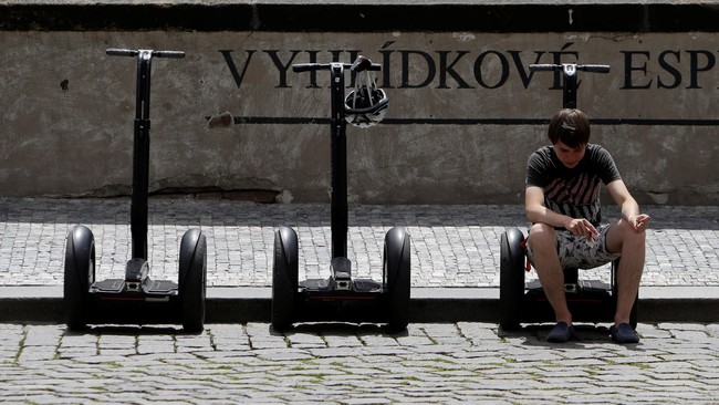 Praha akan Denda Turis dan Warga Pengguna Segway