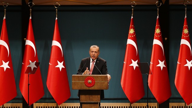 Presiden Tayyip Erdogan menyebut berbagai sekolah, firma, dan lembaga amal yang terkait dengan Gulen sebagai "sarang terorisme" dan harus diberangus.