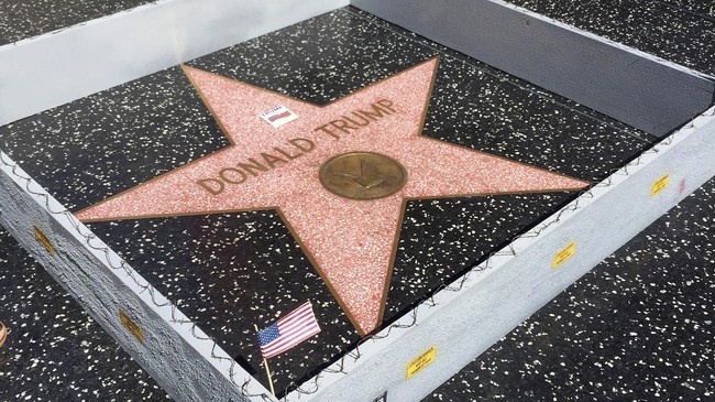 Seorang pria melakukan vandalisme dengan merusak bintang Donald Trump di Walk of Fame Hollywood, akibatnya ia dikenakan denda uang jaminan sebesar Rp288,5 juta.