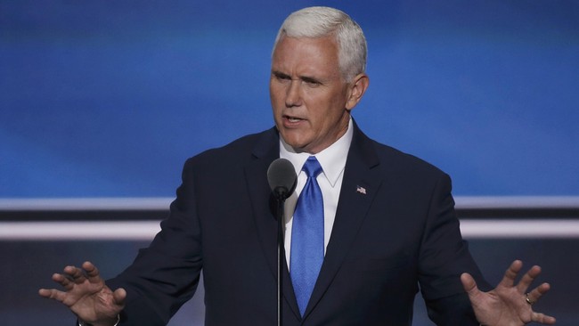 Pence menggunakan akun pribadinya untuk berkomunikasi dengan sejumlah pejabat penting mengenai banyak isu, mulai dari penjaga gedung hingga serangan teror.