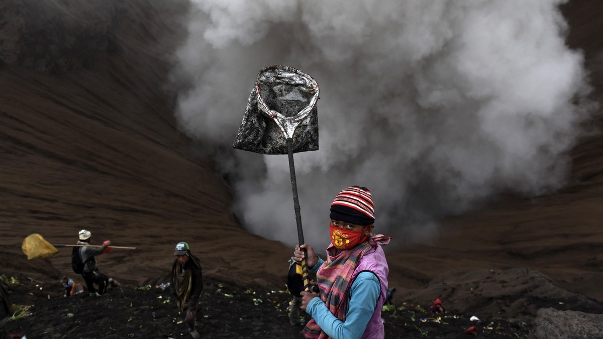 Suku Tengger Gelar Upacara Kasada di Kawah Gunung Bromo