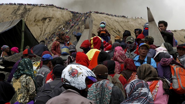 Suku Tengger Gelar Upacara Kasada di Kawah Gunung Bromo