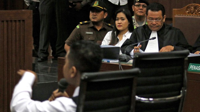 Keterangan Rangga juga berubah ketika menjawab perihal barang bukti berupa gelas kopi dan perlengkapannya oleh Jaksa Penuntut Umum (JPU).
