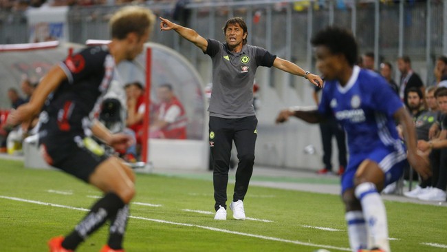Manajer Chelsea, Antonio Conte, mencoba utak-atik strategi saat mengalahkan Wolfsberger 3-0 pada laga uji coba di Austria, Rabu (20/7) malam waktu setempat.