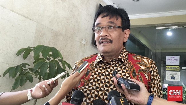 Masyarakat merupakan elemen yang bisa melihat apakah para petahana menggunakan fasilitas daerah untuk kampanye atau memang benar-benar bekerja.