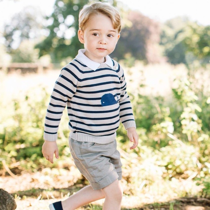 <p>Lucu ya, Bun, Pangeran George berkaus garis-garis begini. Foto ini dirilis saat Pangeran George berulang tahun ke-3. (Foto: Twitter/KensingtonPalace)</p>