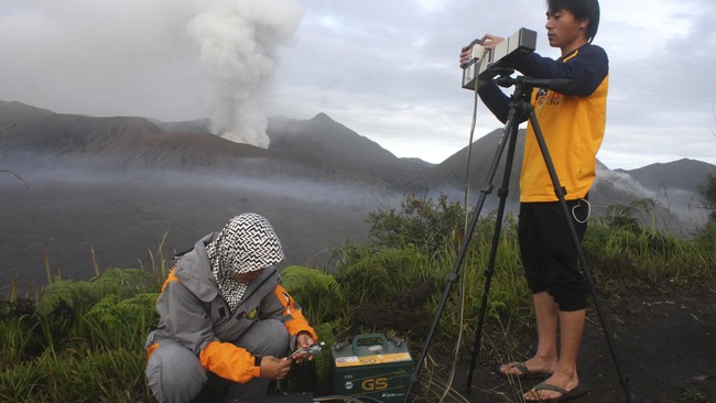 Ketiadaan alat sensor menyebabkan hasil pantauan aktivitas vulkanik Gunung Bromo tidak lagi akurat.