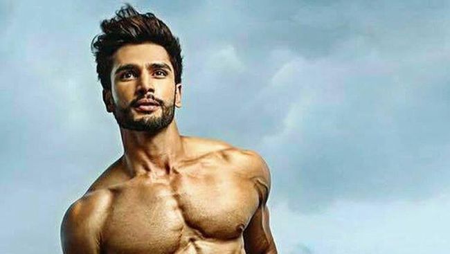 Aktor dan model asal India Rohit Khandelwal mengalahkan 46 finalis dalam ajang prestigius Mr World yang berlangsung di Southport.