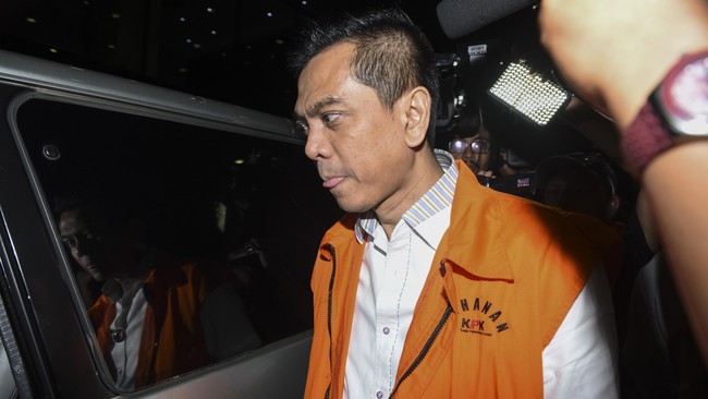 Mantan petinggi DPRD DKI Jakarta Mohamad Sanusi akan mendengarkan dakwaan atas dugaan suap dan pencucian uang yang dituduhkan kepadanya.