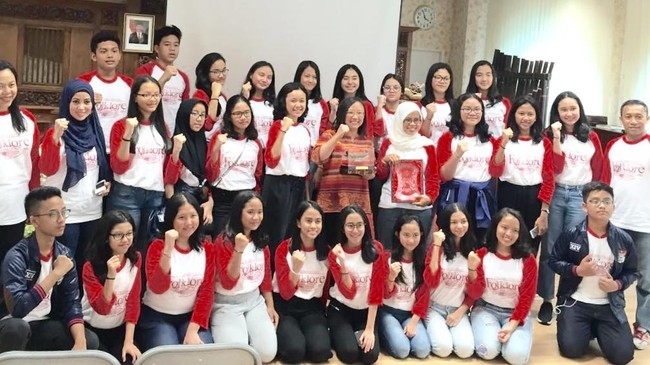 Setelah menempuh perjalanan kurang lebih 17 jam Jakarta-Praha, rombongan Tim Misi Budaya SMP Labschool Kebayoran 2016 akhirnya tiba di Praha.