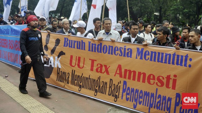 Ratusan buruh berdemonstrasi dan mengugat UU Tax Amnesty ke Mahkamah Konstitusi karena tidak adil. 