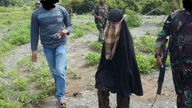 Jumiatun, istri kedua pemimpin kelompok Mujahidin Indonesia Timur, Santoso, akan dijerat sejumlah pasal. Salah satunya pasal terkait aksi terorisme.