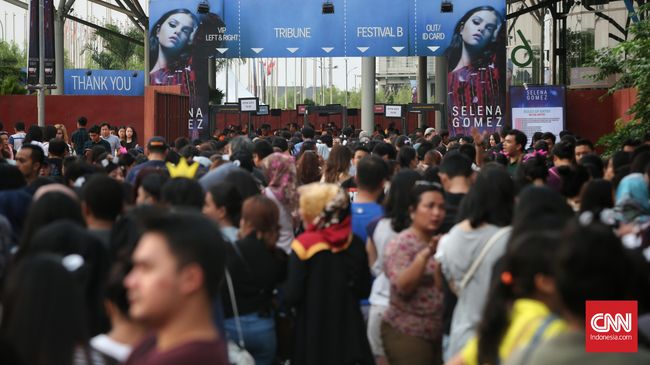 Ribuan Selenator, atau penggemar Selena Gomez, telah mengerumuni Indonesia Convention Exhibition (ICE), dengan penonton tambahan penggemar Taylor Swift.