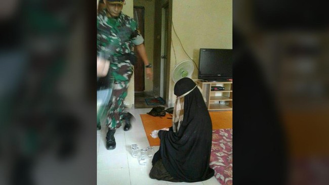 Jumiatun yang dikawal sejumlah polisi wanita serta beberapa mobil berisi pasukan bersenjata tiba di RSU Bhayangkara Palu pukul 19.00 Wita.
