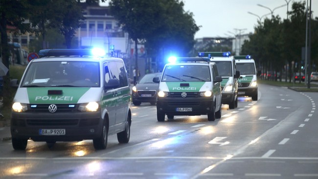 Warga Munich di minta untuk tidak keluar rumah dan mencari perlindungan ke gedung-gedung terdekat. Transportasi publik sudah dinon-aktifkan.