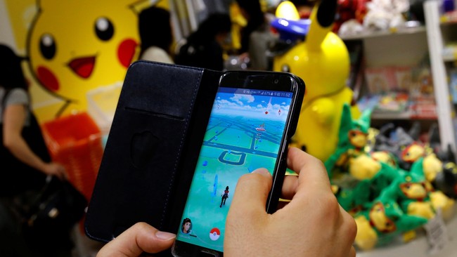 Salah seorang karyawan perusahaan teknologi Intel melakukan modifikasi peranti lunak Pokemon Go agar bisa berjalan di kacamata pintar Recon Jet.
