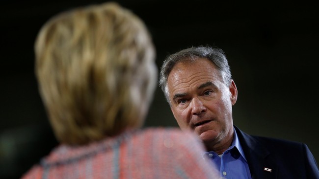 Calon wakil presiden AS dari Demokrat, Tim Kaine, tampil di depan publik bersama Hillary Clinton untuk melontarkan kritik tentang rival mereka, Donald Trump.
