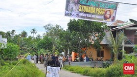 Spanduk Syuhada Poso Terbentang di Pemakaman Santoso