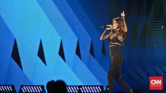 Selena Gomez bahkan memutuskan meninggalkan sisa beberapa negara dalam konser 'Revival' demi fokus menghadapi penyakit Lupusnya.