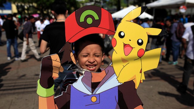 Tempat ibadah yang seharusnya tenang malah dibuka pintunya oleh pengurus kuil untuk menerima kedatangan gamer Pokemon Go.
