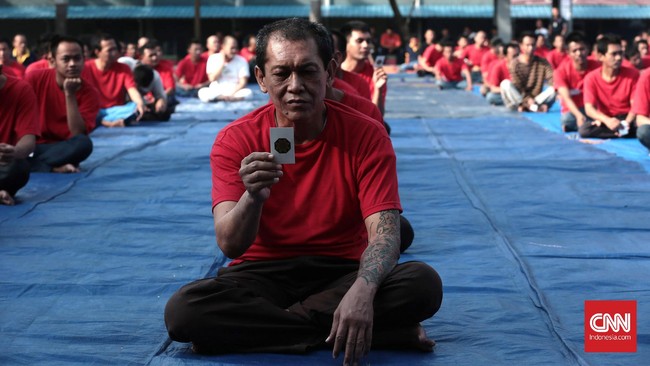 Menggapai Kedamaian Yoga di Lapas Narkotika Cipinang
