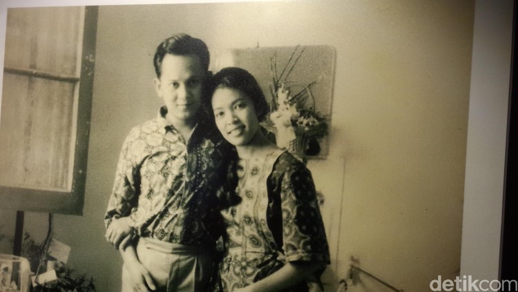 Gaji di Jerman pas-pasan, Habibie pun membeli kado ulang tahun Ainun dengan mencicil.