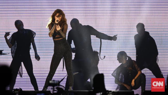 Dalam konser satu setengah jam tadi malam, Selena Gomez menampilkan ia tak lagi gadis Disney seperti yang dulu.