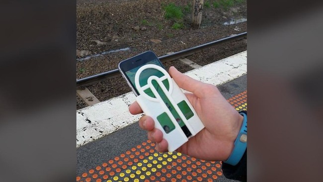 Dengan case atau casing ini pengguna iPhone bisa dengan mudah mengambil monster saat bermain Pokemon Go.