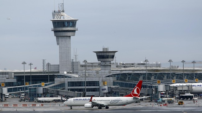 Maskapai milik negara Turki, Turkish Airlines, memecat lebih dari 100 pegawai, mulai dari para petinggi dan kru kabin, yang diduga mendukung kudeta.