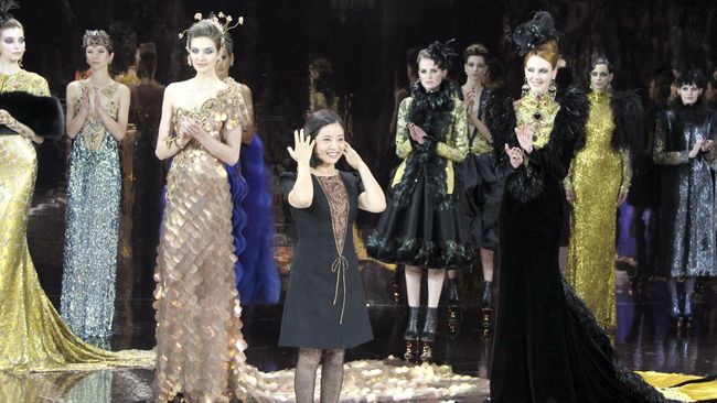 Nama Guo Pei mungkin baru terdengar. Tapi tidak dengan kisah dan perjuangannya. Dari Beijing, Guo Pei sukses menembus Paris Haute Couture.