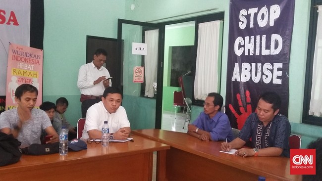 Riskey menduga ada dampak dari vaksin yang diduga ilegal itu. Sebab, pada lipatan paha putranya muncul bintik mirip bisul dan mengeluarkan nanah.