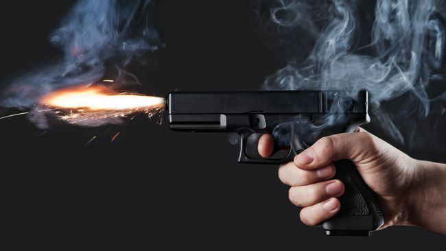Pistol yang digunakan sebagai properti syuting mendadak meletus dan mengenai dada aktor yang terlibat. Ia pun meninggal di tempat.