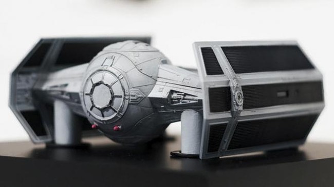 Penggemar film Star Wars kini bisa memiliki replika pesawat antariksa resmi yang bisa benar-benar terbang dan menembakkan laser.