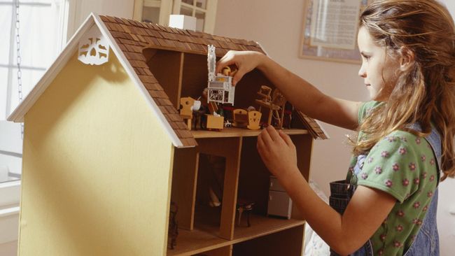 Sebuah rumah boneka bernama Astolat Dollhouse Castle dijual lebih mahal dari sebuah kondominium nyata lengkap dengan perabotan.