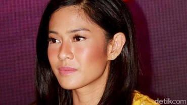img-title Kecantikan Dian Sastro Adalah Kutukan?