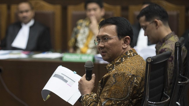 Ahok menduga ada pihak yang sengaja menyembunyikan surat-surat dari pengembang karena surat-surat tersebut tidak memiliki disposisi.