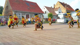 Serunya Tim Misi Budaya SMP Labschool Keliling Polandia