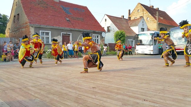 Tim misi budaya SMP Labschool Kebayoran memulai turnya ke beberapa kota di Polandia, dalam rangka International Festival Folklore.