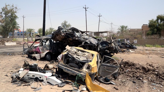 Bom bunuh diri meledak di dua wilayah Syiah di Baghdad, menewaskan setidaknya 17 orang dan melukai lebih 50 lainnya.