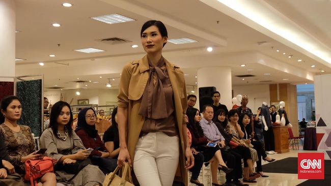 Pertemuan setelah jam kerja tak akan lagi membuat kaum wanita karir kelimpungan mencari busana ganti jika mempunyai tema warna yang bisa diandalkan.