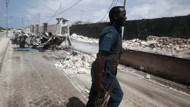 Korban tewas bom bunuh diri di gerbang markas penjaga perdamaian Uni Afrika di Mogadishu, Somalia, bertambah menjadi 13 orang.